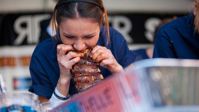 Tucson competitive eater wolfs down big bowl of pasta, sets world record